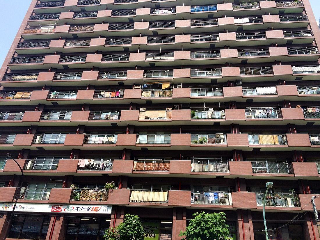 A tall apartment building